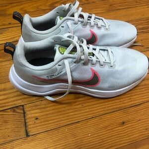 Nike Light Gray Sneakers with Pink Swoosh